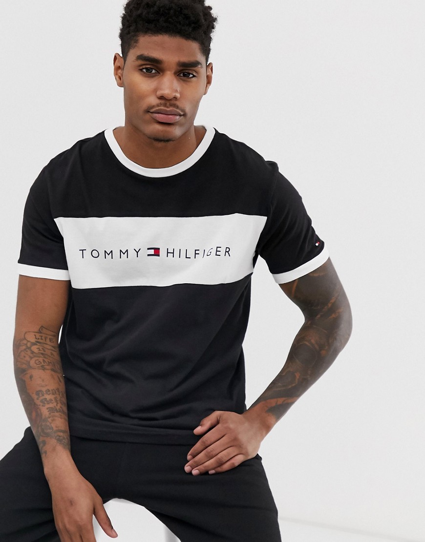 Tommy Hilfiger – Svart mys-t-shirt med rund halsringning och kontrasterande panel på bröstet