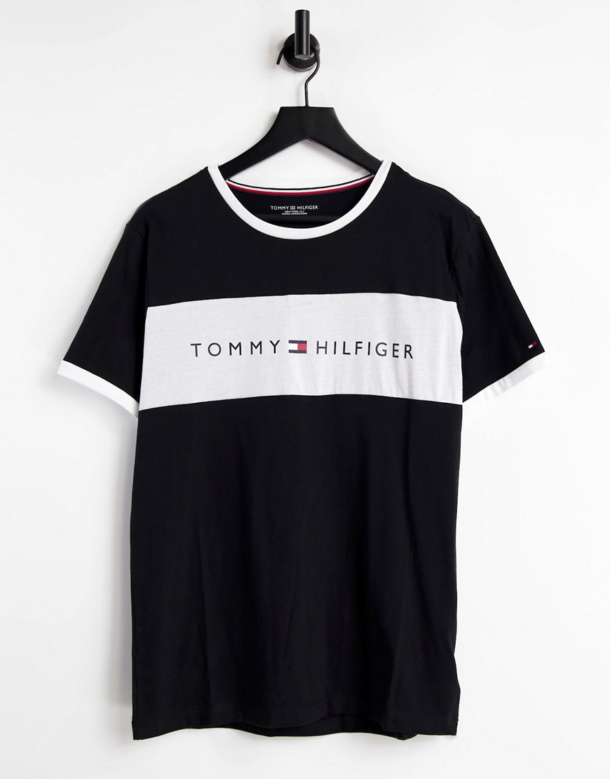 Tommy Hilfiger – Svart, mysig t-shirt med rand på bröstet med logga-Svart/a