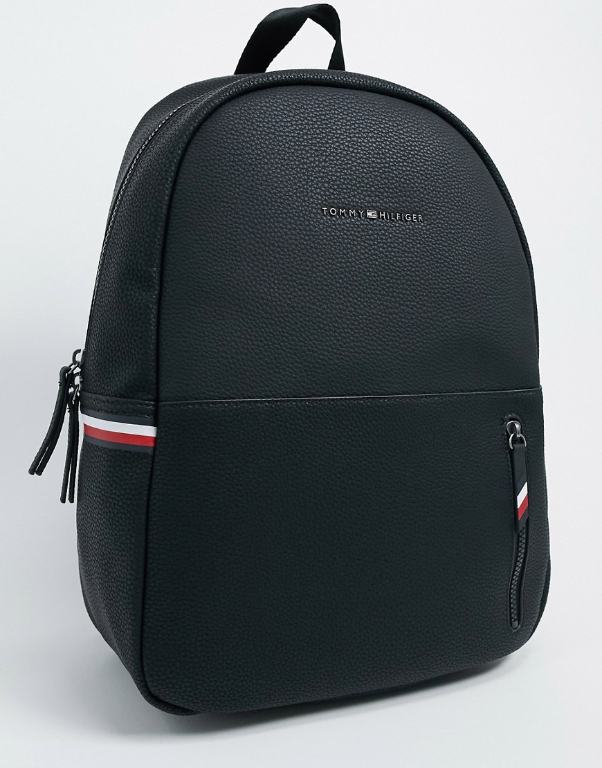 Tommy Hilfiger – Svart ryggsäck i läderimitation med logga i sidan – Endast hos ASOS