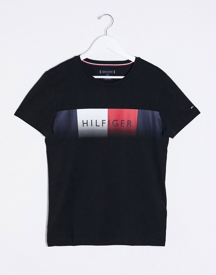 Tommy Hilfiger – Svart t-shirt med blekt logga på bröstet