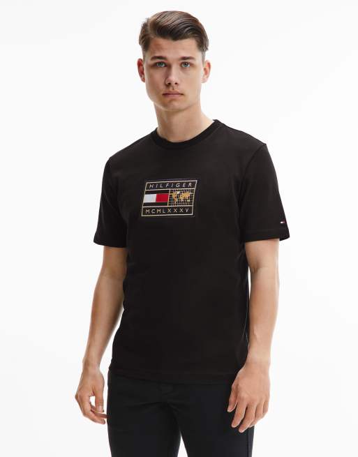 Tommy Hilfiger – Svart t-shirt med klassisk märke med världsmotiv