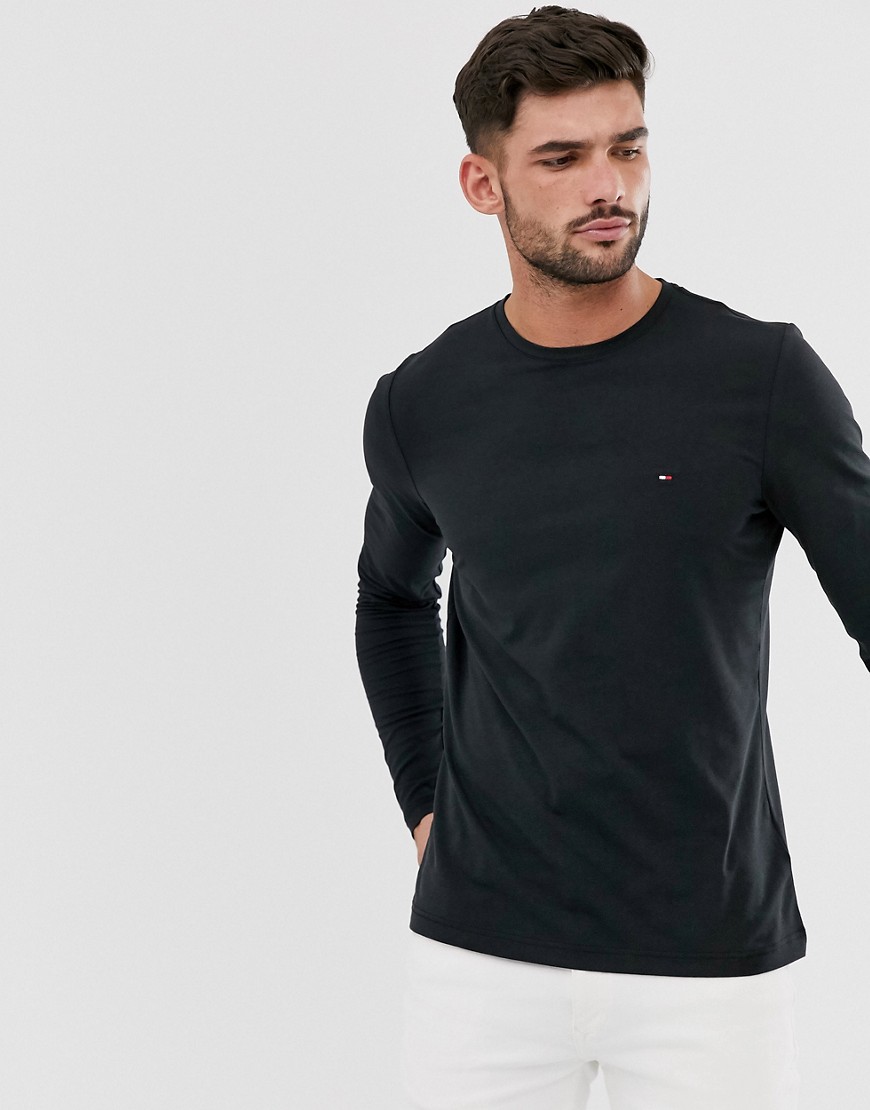Tommy Hilfiger – Svart t-shirt med smal passform, klassisk logga och lång ärm