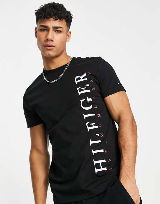 Tommy Hilfiger – Svart t-shirt med vertikal logga