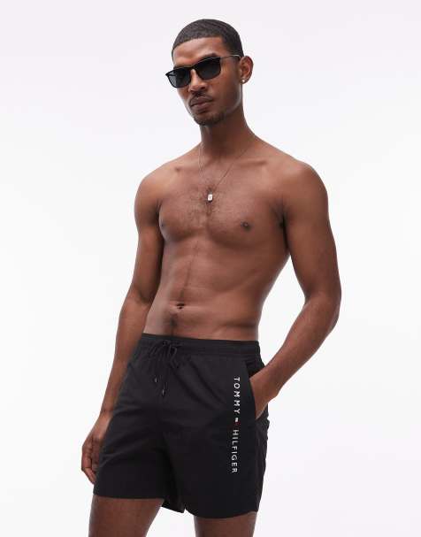 Tommy Hilfiger – Svarta badshorts med dragsko, blixtlåsficka och logga - view 1