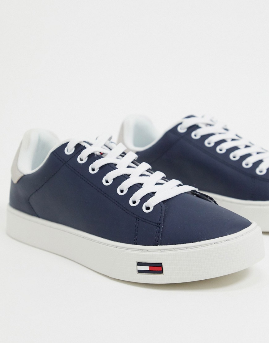 Tommy Hilfiger – Svarta enkla sneakers i läder med logga-Marinblå