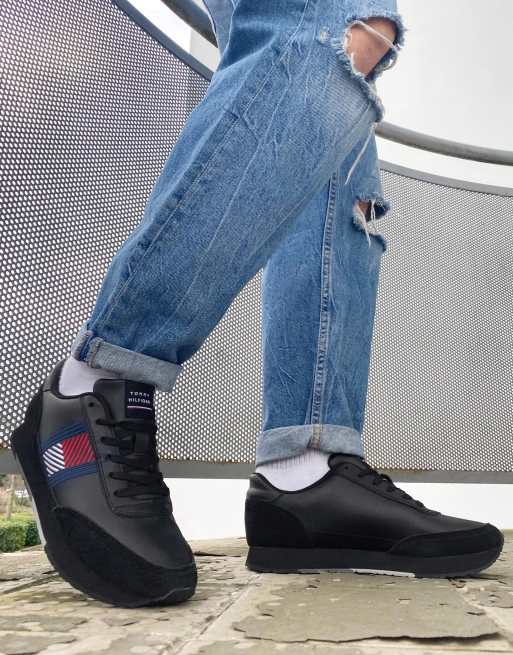 Tommy Hilfiger – Svarta sneakers i läder med flagga
