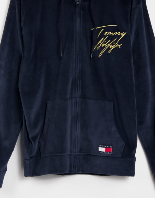 Tommy Hilfiger - Sweat à capuche confort en velours avec logo doré  manuscrit - Bleu marine | ASOS