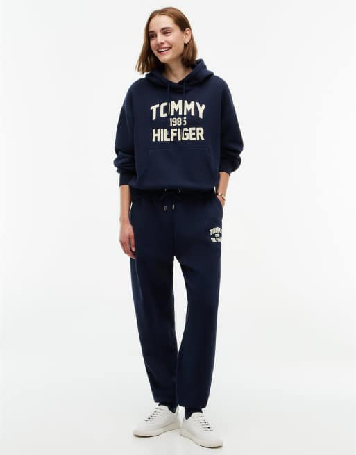 Tommy Hilfiger sweat à capuche en molleton coupe ample avec logo varsity floqué bleu foncé, 2 de 6