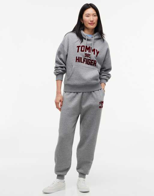 Tommy Hilfiger sweat à capuche en molleton coupe décontractée avec logo varsity floqué, gris chiné moyen, 2 de 6