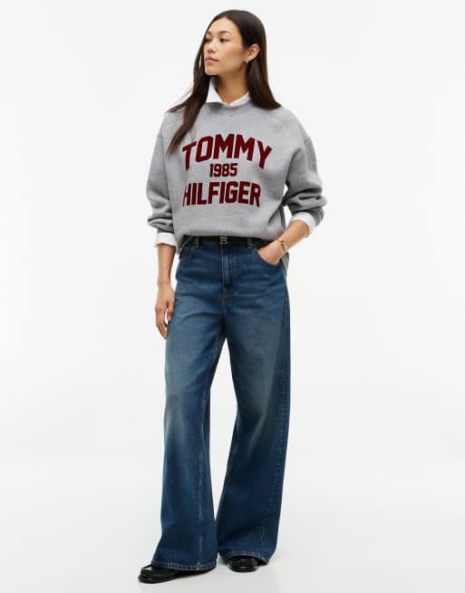 Tommy Hilfiger sweat-shirt oversize gris avec logo varsity floqué, 2 de 6