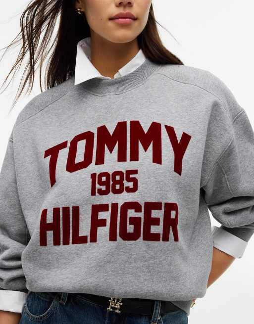 Tommy Hilfiger sweat-shirt oversize gris avec logo varsity floqué, 3 de 6