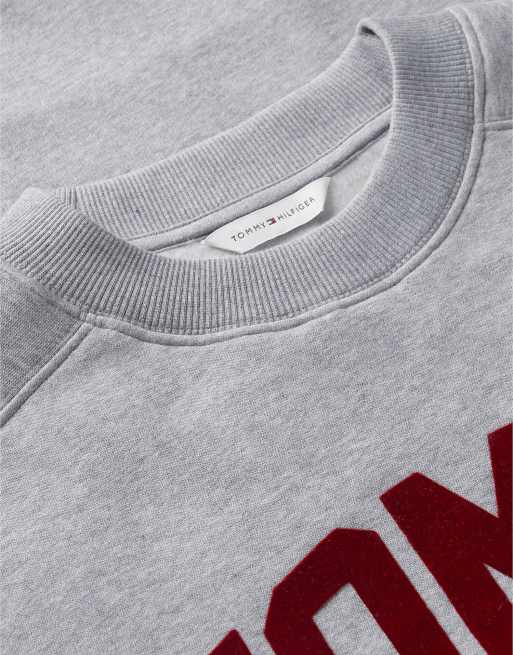 Tommy Hilfiger sweat-shirt oversize gris avec logo varsity floqué, 6 de 6