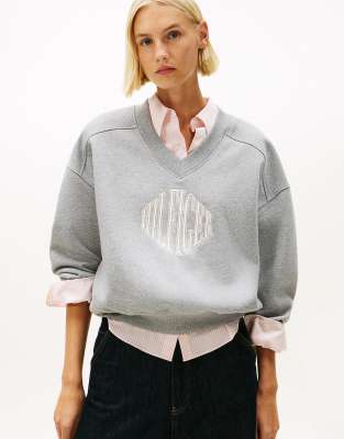 Tommy Hilfiger - Sweatshirt aus Fleece in Hellgrau mit Logostickerei und V-Ausschnitt