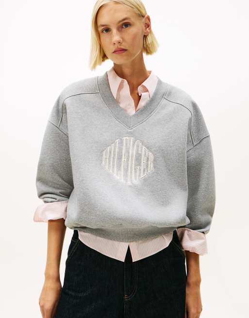 Tommy Hilfiger – Sweatshirt aus Fleece in Hellgrau mit Logostickerei und V-Ausschnitt