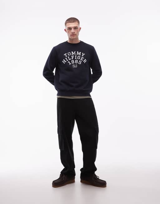Tommy Hilfiger - Sweatshirt met groot, boogvormig logo in het midden in marineblauw, 2 van 5