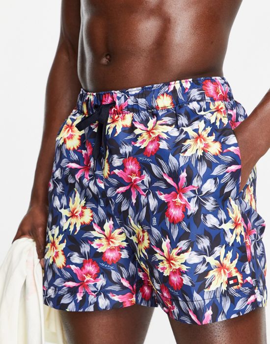 https://images.asos-media.com/products/tommy-hilfiger-swim-shorts-in-floral-print/202387862-1-navyfloral?$n_550w$&wid=550&fit=constrain
