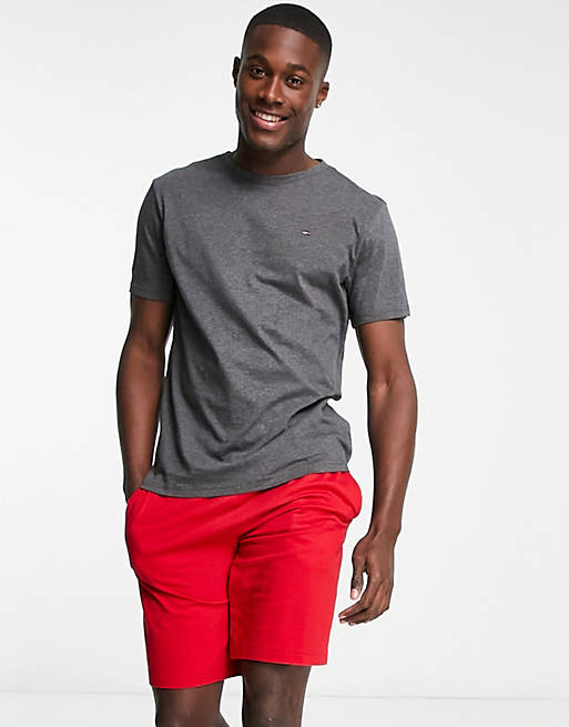 Tommy Hilfiger – Szaro-czerwony zestaw odzieży domowej: T-shirt i szorty