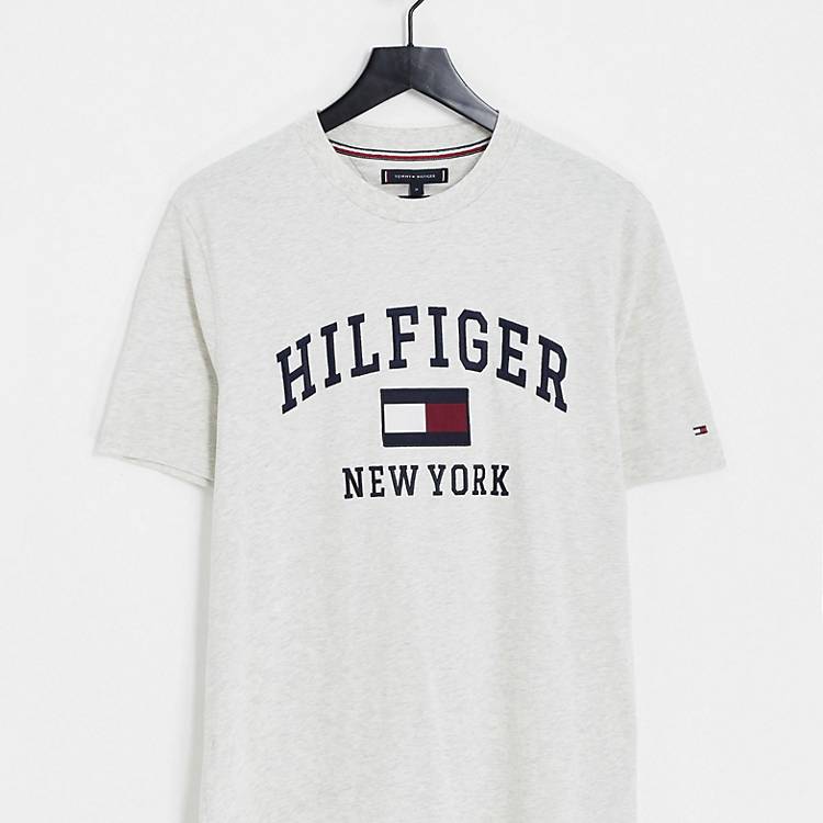 Tommy Hilfiger – T-Shirt aus Baumwolle in Stone mit modernem College-Logo |  ASOS