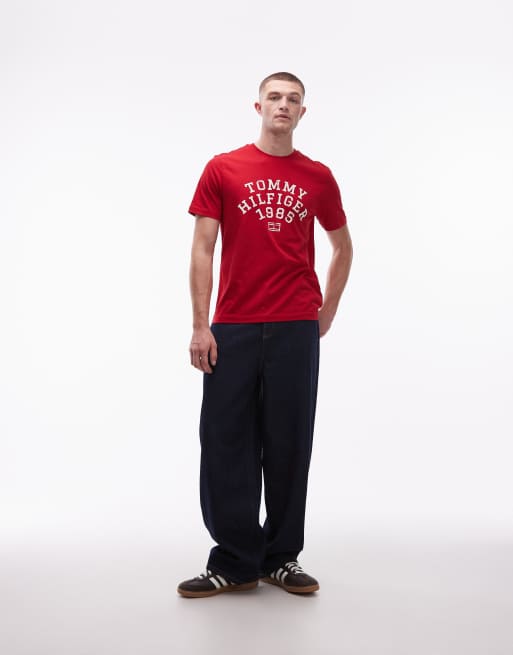Tommy Hilfiger - T-shirt avec grand logo arrondi 1985 - Rouge, 2 de 5