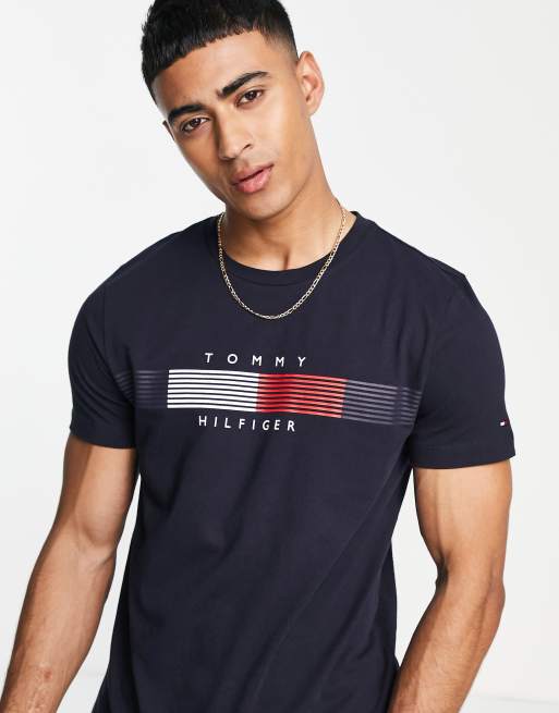 Tommy Hilfiger - T-shirt avec logo à rayures sur la poitrine en coton mélangé - Bleu marine - NAVY