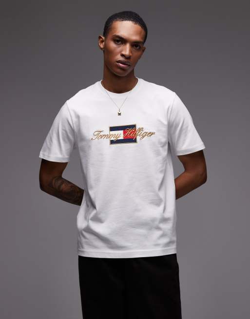 Tommy Hilfiger - T-shirt bianca con grafica di bandiera e dettaglio color oro