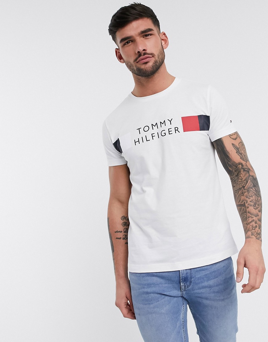 Tommy Hilfiger - T-shirt bianca con logo iconico a righe sul petto-Bianco