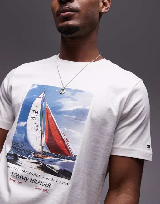 Tommy Hilfiger - T-shirt bianco sporco con stampa di barca a vela, 3 di 4