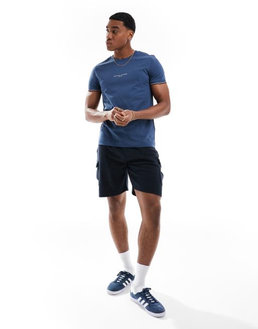 Tommy Hilfiger - T-shirt blu medio con logo piccolo e bordi con righe a contrasto, 3 di 4