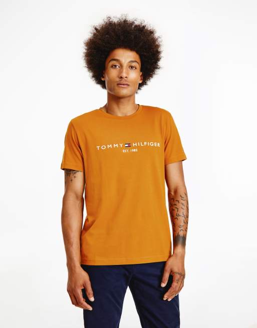 Tommy Hilfiger - T-shirt con bandiera con logo ricamata color oro