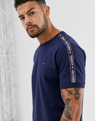 Tommy Hilfiger - T-shirt confort authentique avec bande latérale à logo - Bleu marine | ASOS