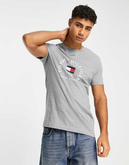 Tommy Hilfiger - T-shirt en coton à logo drapeau circulaire - Gris foncé 