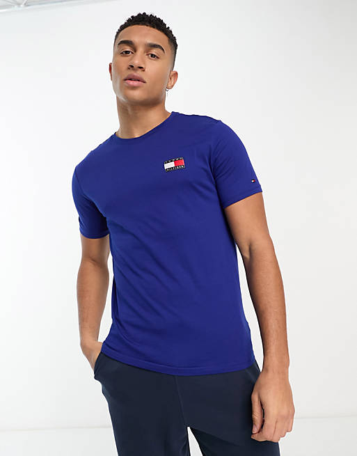 Tommy Hilfiger – T-Shirt in Blau mit Flaggen-Logo | ASOS
