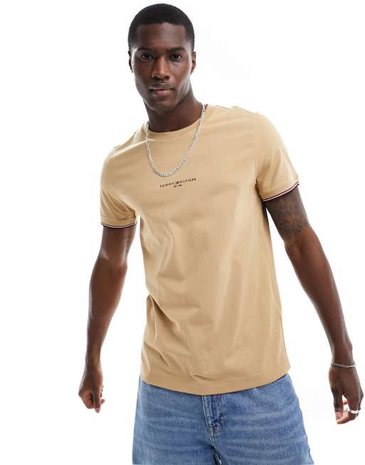 Tommy Hilfiger – T-Shirt in Braun mit Logo und Zierstreifen