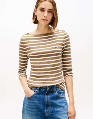 Tommy Hilfiger - T-Shirt in Braun mit U-Boot-Ausschnitt und Dreiviertel-Ärmeln-Brown
