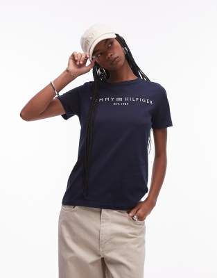 Tommy Hilfiger - T-Shirt in Dunkelblau mit Rundhalsausschnitt und Logo