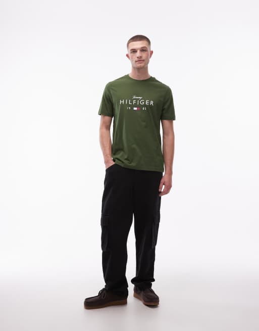 Tommy Hilfiger – T-Shirt in Dunkelgrün mit mittigem Stapel-Logo, 2 von 5