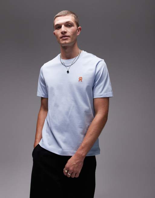 Tommy Hilfiger – T-Shirt in Hellblau mit Monogramm