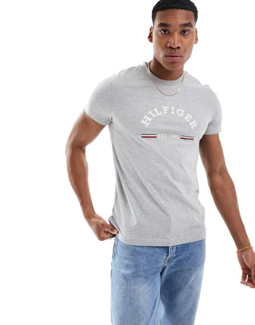 Tommy Hilfiger – T-Shirt in Hellgrau mit gebogenem Logo