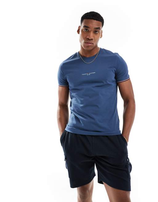 Tommy Hilfiger – T-Shirt in Mittelblau mit kleinem Logo und Zierstreifen