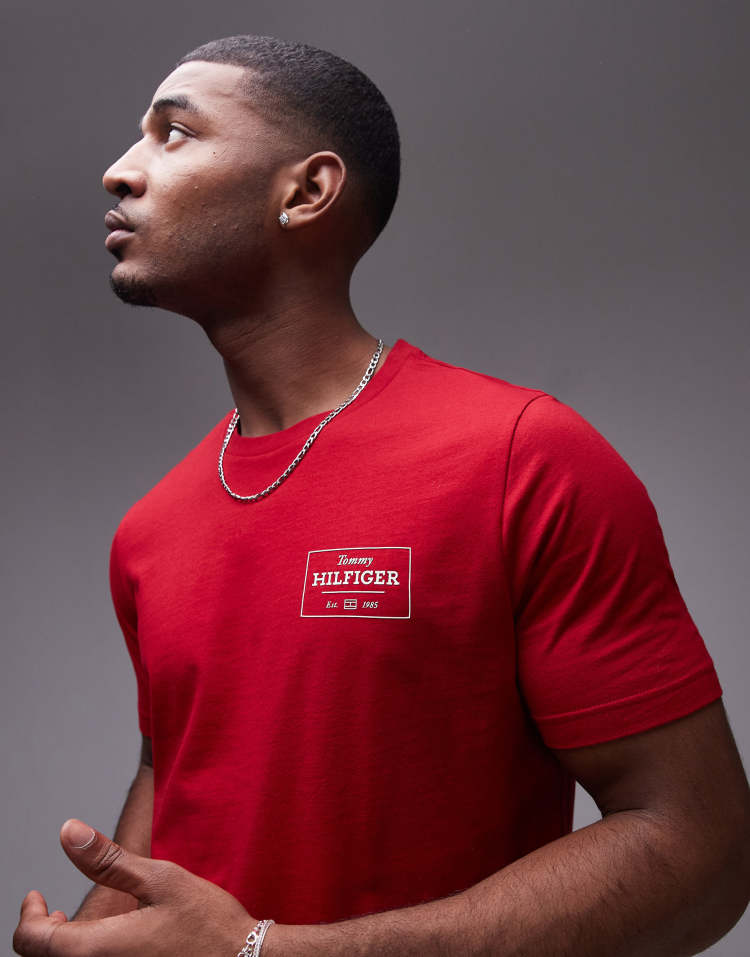 Tommy Hilfiger – T-Shirt in Rot mit Logo-Etikett - view 1