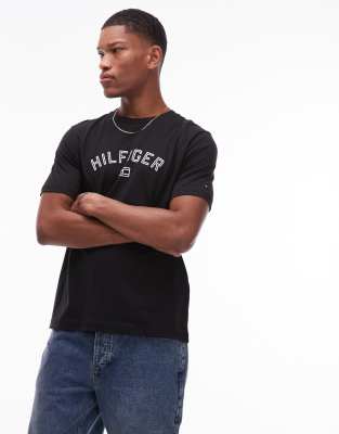 Tommy Hilfiger – T-Shirt in Schwarz mit beflocktem Logo - view 1