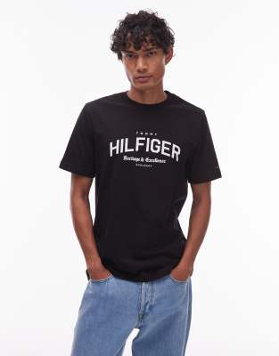 T-Shirt in Schwarz mit gebogenem College-Logo Schwarz S