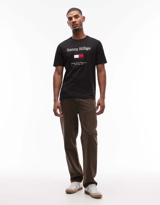 Tommy Hilfiger – T-Shirt in Schwarz mit mittigem Stapel-Logo, 2 von 5