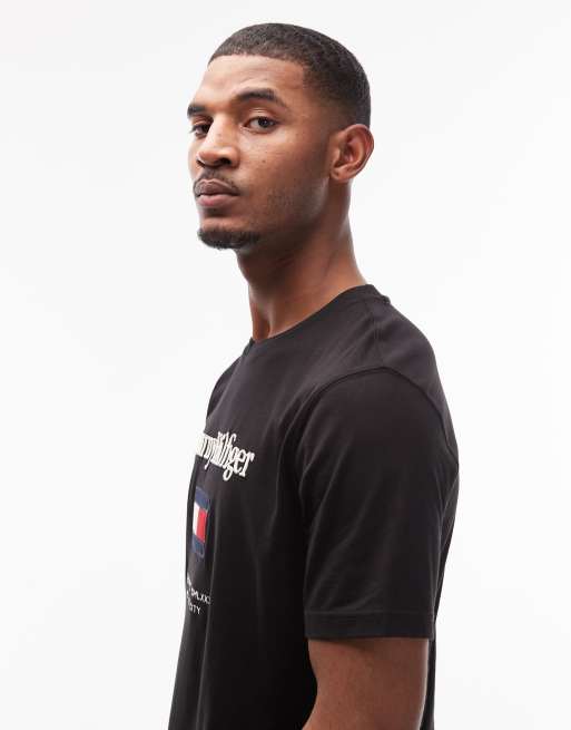 Tommy Hilfiger – T-Shirt in Schwarz mit mittigem Stapel-Logo, 4 von 5