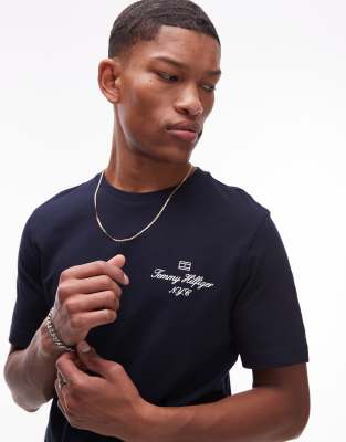 Tommy Hilfiger – T-Shirt in Schwarz mit Schriftzug - view 1