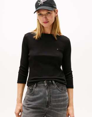 Tommy Hilfiger - T-Shirt in Schwarz mit U-Boot-Ausschnitt und Dreiviertel-Ärmeln