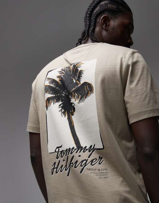 Tommy Hilfiger – T-Shirt in Steinbeige mit Palmen-Fotoprint, 5 von 5