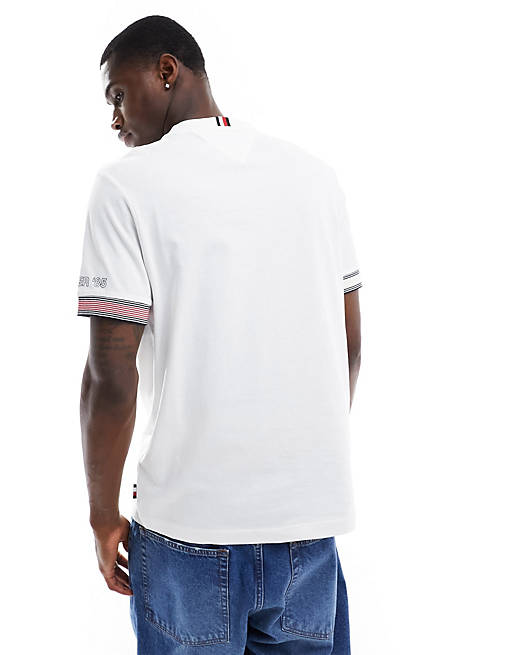 Tommy Hilfiger – T-Shirt in Weiß mit Flaggen-Logo an den Bündchen | ASOS