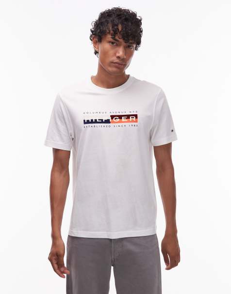 Tommy Hilfiger – T-Shirt in Weiß mit Logoprint im Colourblock-Design - view 1