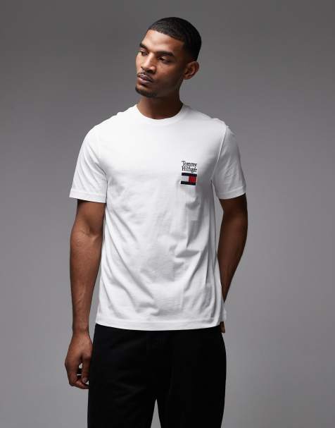 Tommy Hilfiger – T-Shirt in Weiß mit Stapel-Logo - view 1